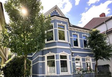 Charmante Altbauwohnung mit großzügigem Schnitt, hohen Decken und moderner Einbauküche