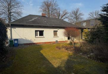 **HANDWERKEROBJEKT - KLEINES HAUS AUF SCHÖNEM GRUNDSTÜCK**