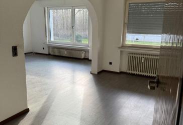 ZU VERKAUFEN: Geräumige 3-Zimmer-Wohnung - renoviert & in ruhiger Lage mit Garage und Balkon