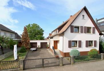 Provisionsfrei: Freistehendes 1-2 Familienhaus mit Doppelgarage in Bietigheim!
