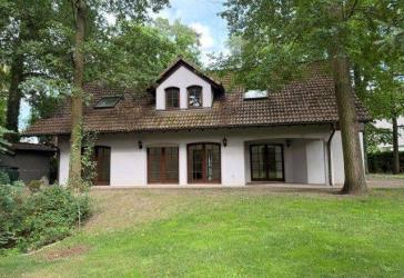 Freistehendes Einfamilienhaus mit Garten/Waldgrundstück und Doppelgarage