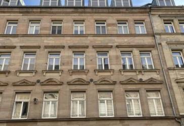 HELLE ZWEIZIMMER DG-WOHNUNG - BALKON - PARKETT - EINBAUKÜCHE - ERBBAURECHT - VERMIETET