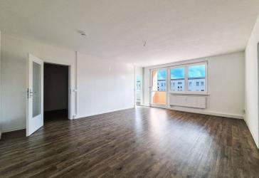 Willkommen Zuhause: renovierte 4 Zimmerwohnung mit Balkon und Ausblick