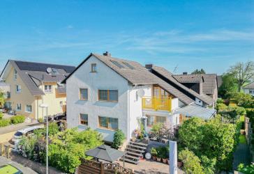Idyllisches Zweifamilienhaus mit Balkon, Terrasse und Garten