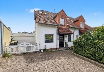 Schöne Doppelhaushälfte mit 24 m² Pool, Kaminofen und Ausbaureserve in Iserlohn-Griesenbrauck