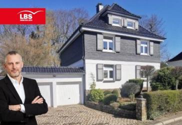 Lüttringhausen: Exklusives Zweifamilienhaus mit großem Garten/ Doppelgarage