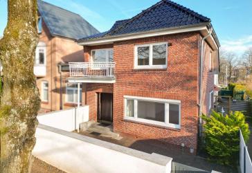 Umfangreich modernisiertes verbundenes Einfamilienhaus in schöner Wohnstraße!