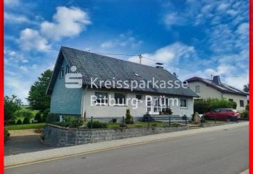 Freistehendes Wohnhaus mit Garage in Ortsrandlage