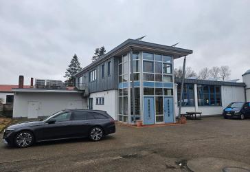 Einfamilienhaus mit Gewerbehalle und Büro in Aumund