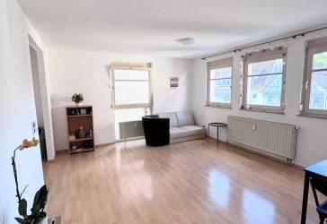 Top gepflegte 2-Zimmer-Wohnung mit EBK, Aufzug & Wannenbad im Zentrum