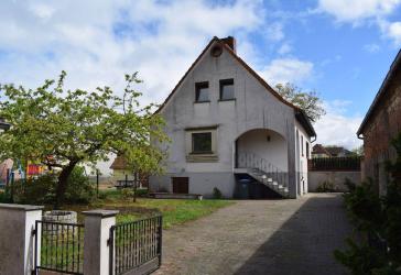 Einfamilienhaus mit Garten und Doppelgarage