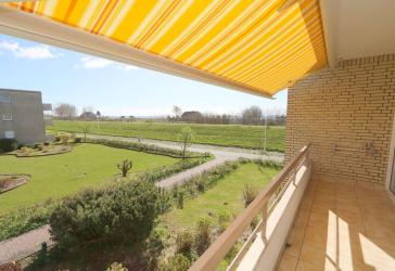 Haus Baltic: Charmante 1.-OG-Wohnung in erster Reihe zur Ostsee mit Balkon, Stellplatz und Keller