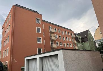 Zentral gelegene, große Wohnung mit zwei Balkonen