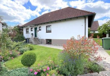 Sehr gepflegter, voll unterkellerter Bungalow mit Doppelgarage und schön angelegtem Garten