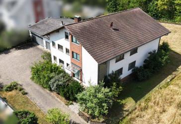 Einladendes Mehrgenerationenhaus mit Nebengebäude auf großem Grundstück in guter Wohnlage