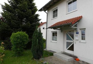 schöne Doppelhaushälfte in ruhiger Siedlungslage - 797