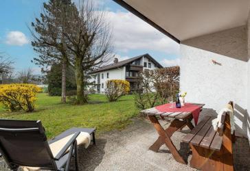 1,5 Zimmer Wohnung mit schöner privater Terrasse, Schwimmbad und Sauna