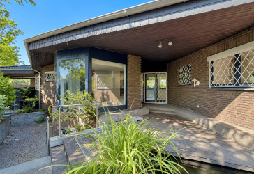 Architekten-Bungalow als Gartenhofhaus - besondere Raumarchitektur und private Gartenbereiche nahe dem Misburger Wald