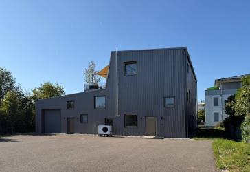 Halle mit Büro und Penthousewohnung * Gute Lage