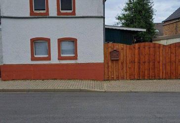 Kleines Einfamilienhaus -- HANDWERKER ZU MIR