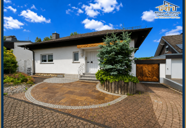 von RTI: Großzügiges Wohnhaus mit schönem Blick und großem Grundstück in Niederelbert!