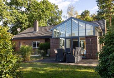 *** EBENERDIGES TRAUMHAUS direkt am FELD mit GARAGENHAUS - viel GRUNDSTÜCK - WINTERGARTEN ***