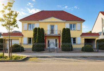 Stadthaus im Ibizastil | Garagen | Kamin | Dachboden ausbaubar