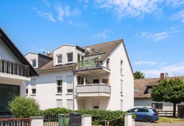 Ruhig gelegene, preislich attraktive 3-Zimmer-Dachwohnung mit zwei PKW-Stellplätzen in Feldrandlage