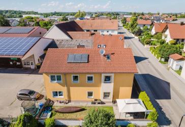 Attraktives Zweifamilienhaus mit zwei Wohneinheiten und vier Stellplätzen