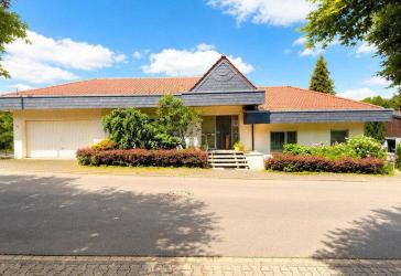 Provisionsfrei: Wohnen mit Weitblick - Einfamilienhaus mit Einliegerwohnung in Idstein-Heftrich