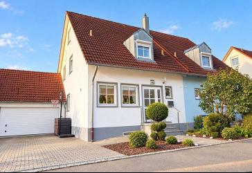 Gepflegte Doppelhaushälfte mit großer Terrasse, Dachstudio, Garage und moderner Ausstattung