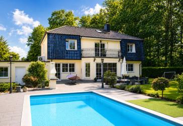 Lichtdurchflutete und großzügige Villa mit Pool in begehrter Wohnlage - Kolonie am See