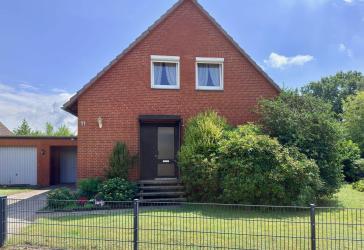 Freistehendes Einfamilienhaus mit großem Garten und Doppelgarage in Reppenstedt