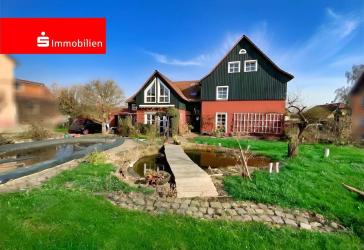 Individuelles Familienhaus in exponierter Wohnlage mit Gartenidylle, Pool und viel Raum für Ideen!