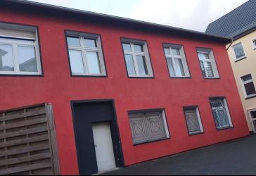 Ansprechendes Mehrfamilienhaus Mit Wohn- Nebengebäude und Gewerbeeinheit in Velbert