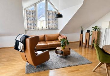 Provisionsfrei: 2-Zi.-Dachgeschoss mit Südloggia, Balkon & TG-Stellplatz in München-Allach