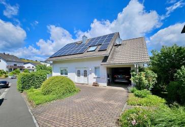 GROßZÜGIGES FAMILIENLEBEN MIT TECHNIK- KOMFORT