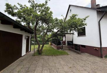 Gepflegtes Wohnhaus mit schönem Garten, Doppelgarage und vielseitigen Nutzungsmöglichkeiten in Moosbach