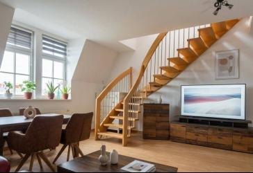 HERRLICHE MAISONETTEWOHNUNG MIT SONNENBALKON! Einbauküche kann übernommen werden