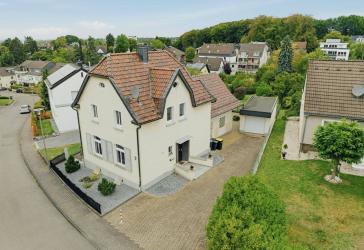 Charmanter Altbau mitten in Bergisch Gladbach-Sand auf parkähnlichem Grundstück