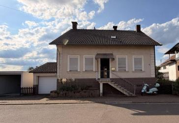Freistehendes Einfamilienhaus mit Garten und Garage
