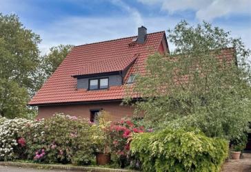 Wunstorf-Luthe: Einfamilienhaus mit Einliegerwohnung und PV-Anlage