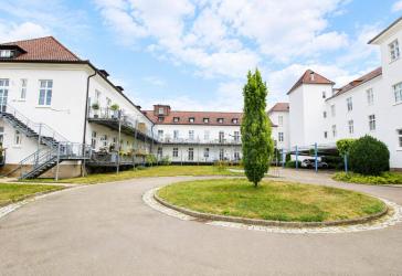 Stilvolle Kapitalanlage im historischen Lazarett in Donaueschingen: 2,5 Zimmer-ETW - helle Räume, hohe Decken, großer sonniger Balkon, KFZ-Stellplatz