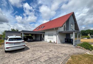 RESERVIERT: Attraktives Zweifamilienhaus mit Einliegerwohnung in Neuhof-Hattenhof