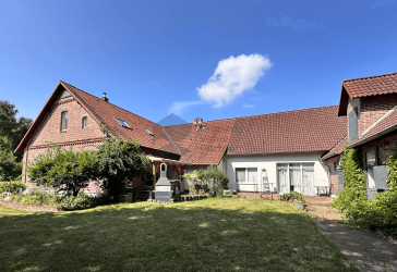 Stilvolles Herrenhaus mit eigenen Stallungen und Weideflächen (1,3 Hektar)