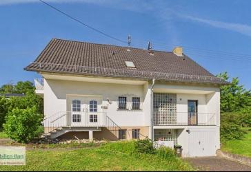 SONNIGE UND RUHIGE LAGE IN FREMERSDORF: 4 SCHLAFZIMMER / 2 BALKONE / GARTEN / TERRASSE / GARAGE