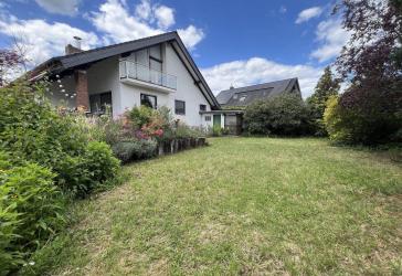 Hell und großzügig geschnitten - Freistehendes Einfamilienhaus mit Garten und Kamin