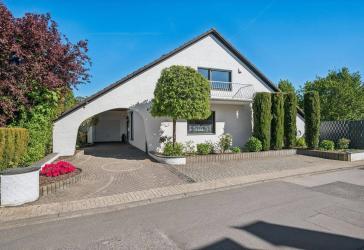 Charmantes Einfamilienhaus mit tollem Grundstück verspricht viel Sonne