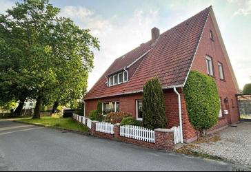 Zentral in Uelsen - Großzügiges Einfamilienhaus mit Nebengebäuden; ebenerdiges Wohnen möglich