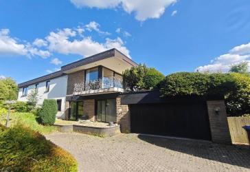Architektenhaus mit Atrium, Gartengeschoss und parkähnlichem Grundstück in bevorzugter Wohnlage